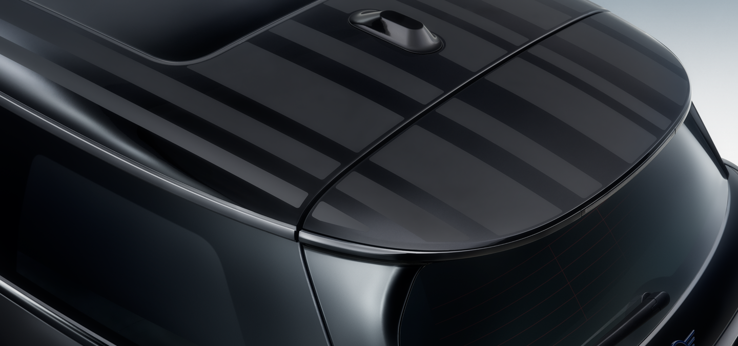 Ujęcie z bliska z góry na kontrastujący czarny dach MINI Paul Smith Edition z unikalną interpretacją pasów