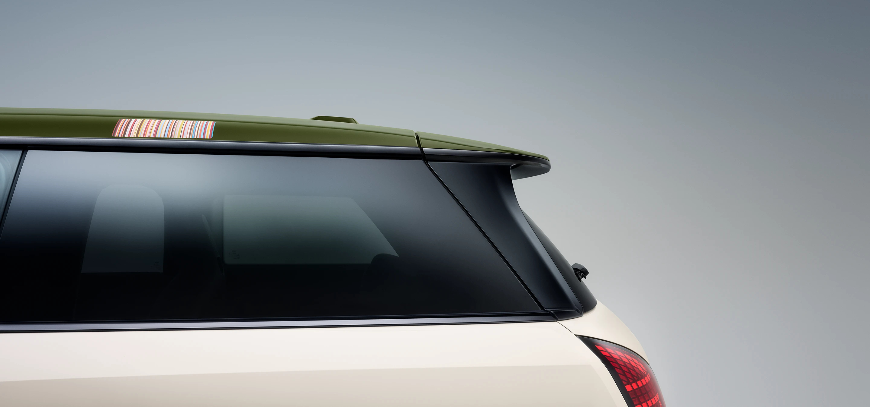 Zbliżenie z boku na kontrastujący dach MINI Paul Smith w kolorze Nottingham Green