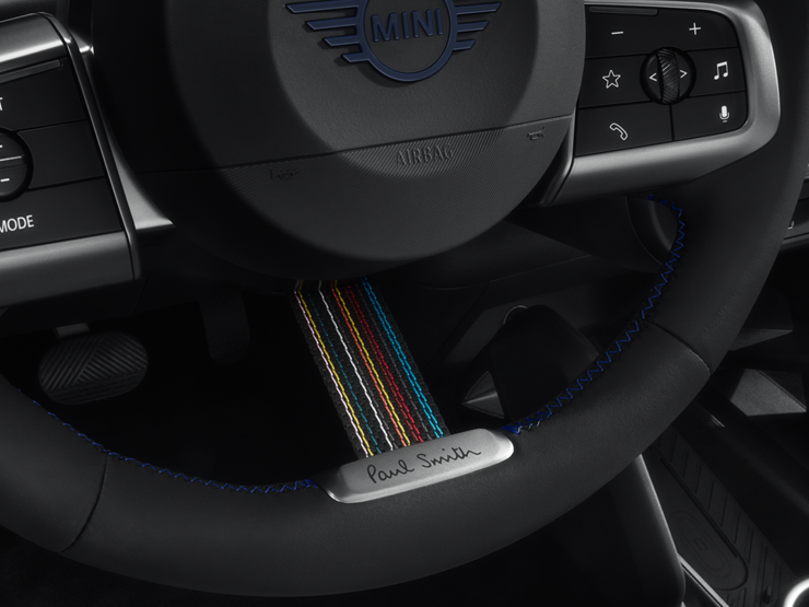Ujęcie z bliska na kierownicę MINI Paul Smith Edition, prezentujące jej wyjątkowe cechy