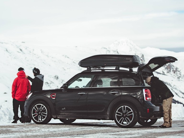 MINI Countryman czarne – widok z tyłu – śnieżne góry