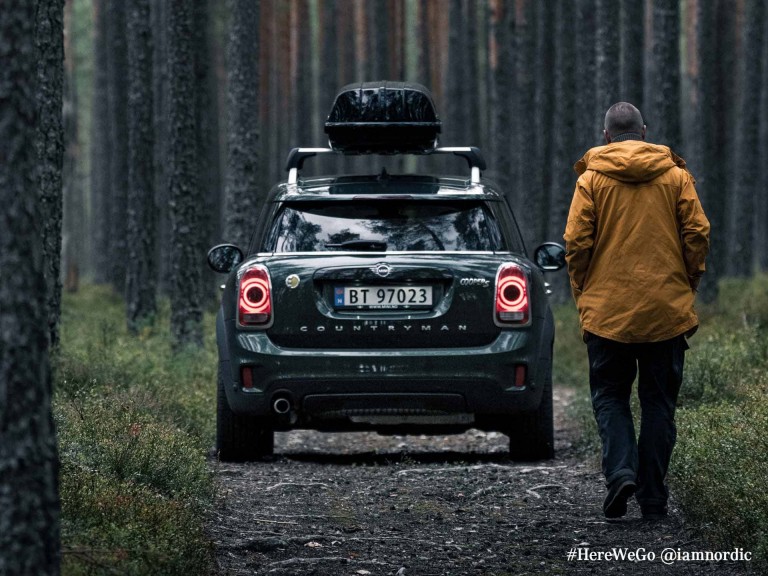 MINI Countryman – bagażnik dachowy – uchwyt do nart i desek snowboardowych