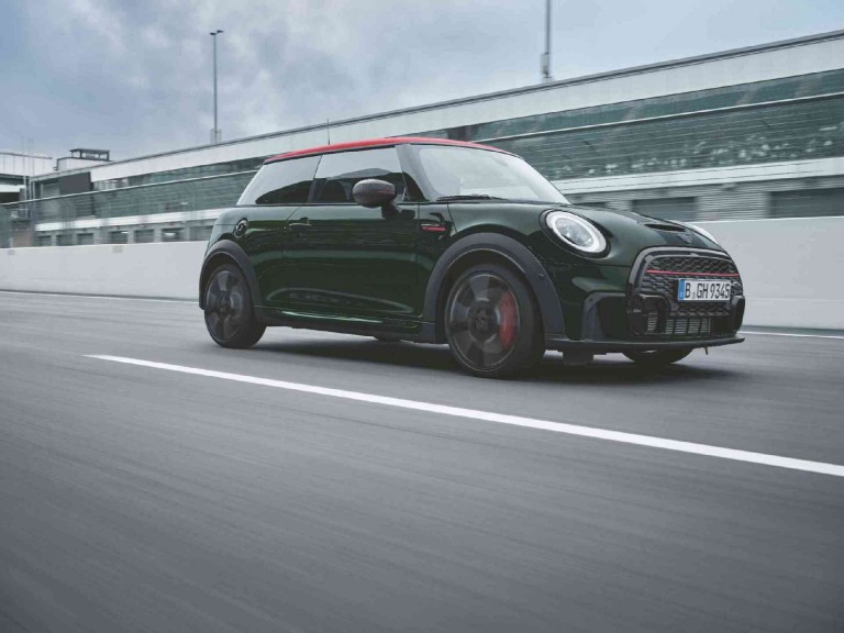 MINI John Cooper Works – czerwony i czarny – gwiazda na drodze
