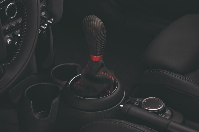 MINI John Cooper Works – gałka dźwigni biegów – karbon i Alcantara 