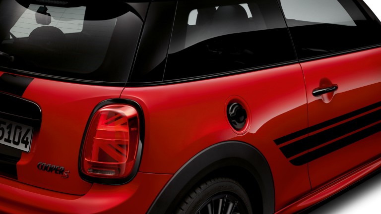 MINI Cooper S – plakietka modelu – piano black i czerwony