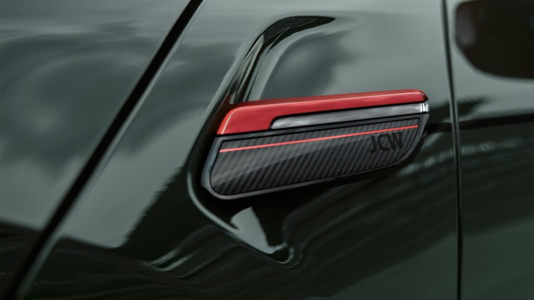 MINI John Cooper Works – czerwony i czarny – ozdobniki boczne z karbonu o wzorze tkaniny