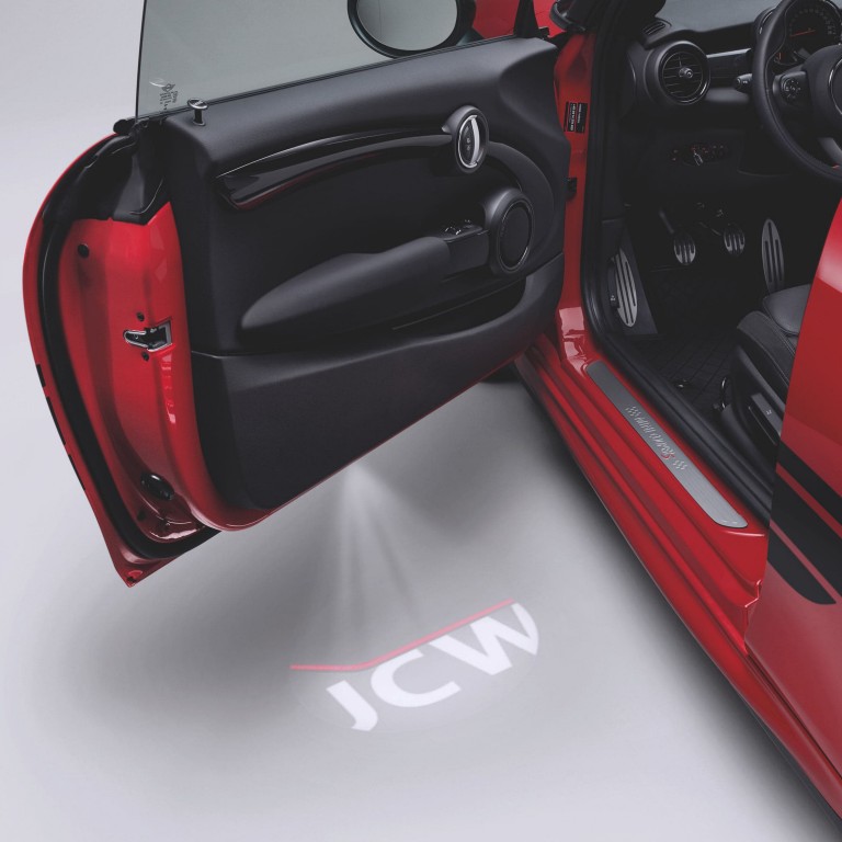 MINI John Cooper Works – czerwony i czarny – projektor w drzwiach