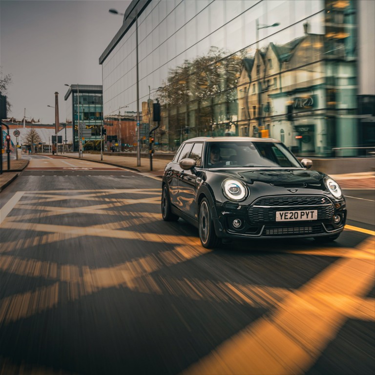 NOWE MINI COUNTRYMAN – zielone i czarne – widok z boku NOWE MINI COUNTRYMAN – zielone i czarne – widok z boku