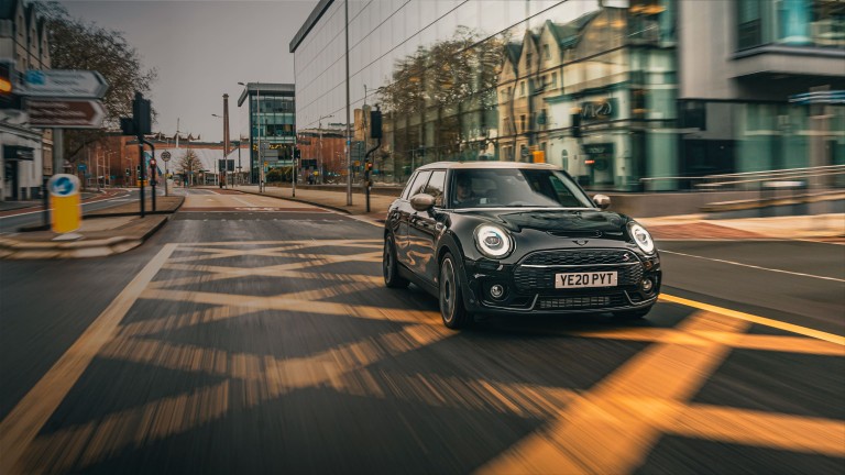 NOWE MINI COUNTRYMAN – zielone i czarne – widok z boku NOWE MINI COUNTRYMAN – zielone i czarne – widok z boku