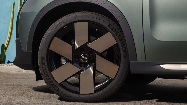 MINI - etykieta opony - obręcze kół do elektrycznego MINI Countryman