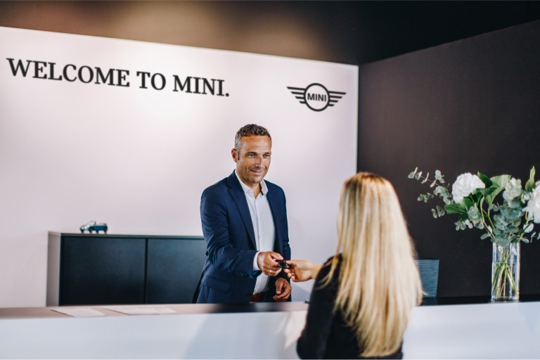 Recepcja u Partnera MINI z pracownikiem i klientem