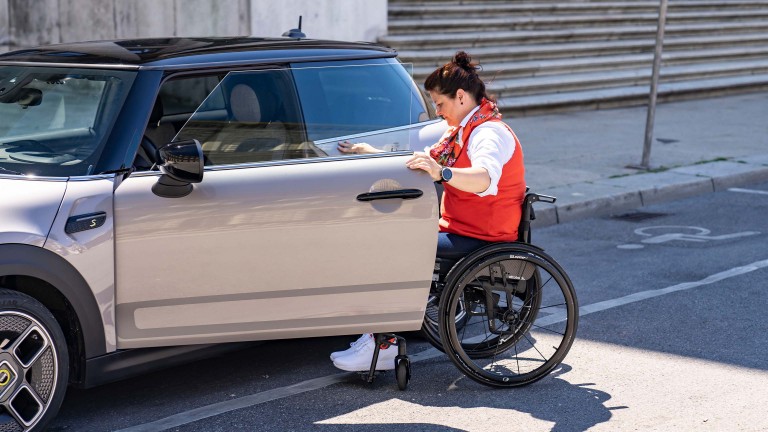 Elektromobilność Mini – prowadzenie – niepełnosprawni kierowcy
