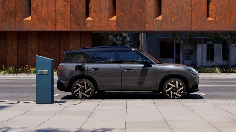 Elektromobilność MINI - Countryman side view