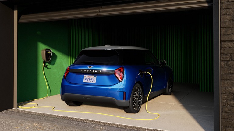 Elektromobilność MINI - all-electric mini cooper rear view