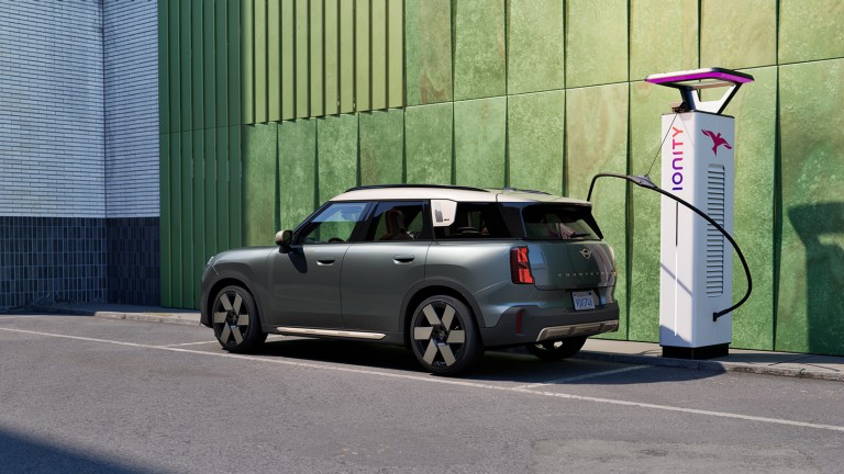 Elektromobilność MINI - ładowanie - U25E na stacji ładowania