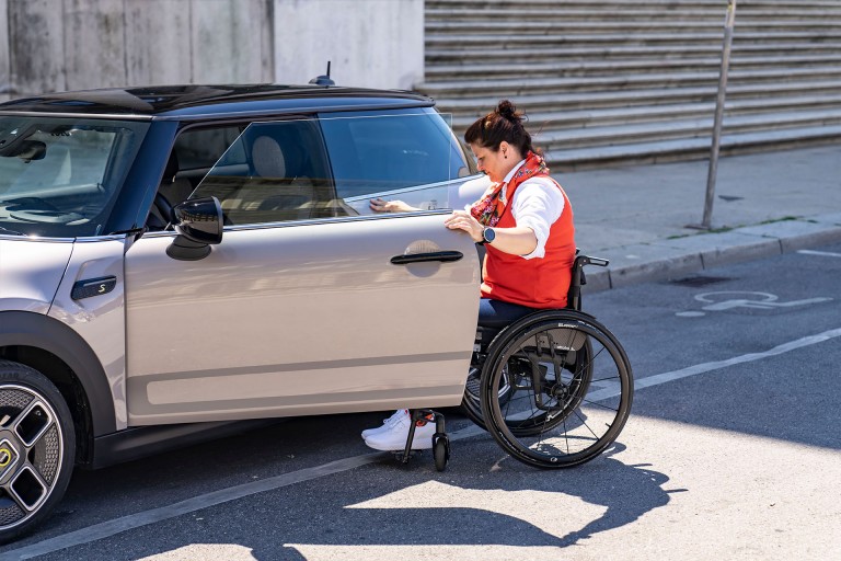 Elektromobilność mini – prowadzenie – niepełnosprawni kierowcy