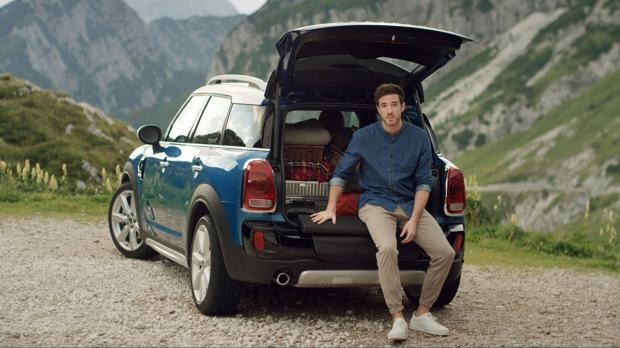 Ławka piknikowa MINI. MINI Countryman to kompaktowy SUV z napędem na cztery koła All4. 