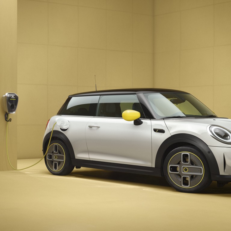 3-drzwiowe MINI Cooper SE – w pełni elektryczne MINI – widok z boku, srebrny 3-drzwiowe MINI Cooper SE – w pełni elektryczne MINI – widok z boku, srebrny