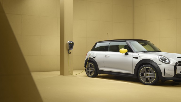 3-drzwiowe MINI Cooper SE – w pełni elektryczne MINI – widok z boku, srebrny 3-drzwiowe MINI Cooper SE – w pełni elektryczne MINI – widok z boku, srebrny