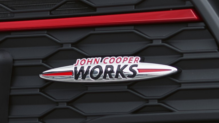 MINI John Cooper Works Clubman – atrapa chłodnicy – emblemat JCW