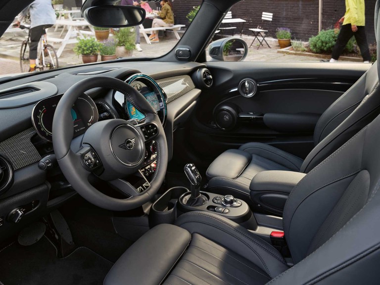 3-drzwiowe MINI Hatch – kokpit i kierownica – czarna skóra