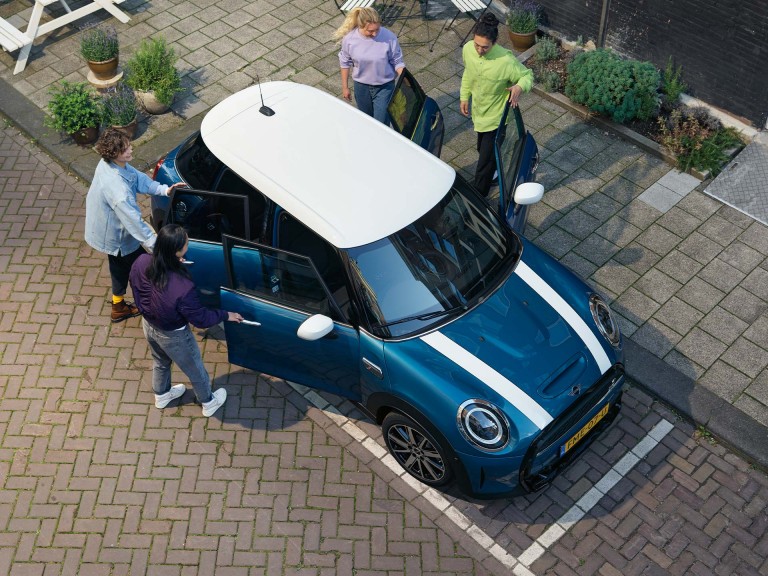 5-drzwiowe MINI Hatch – niebieski i biały – kolory