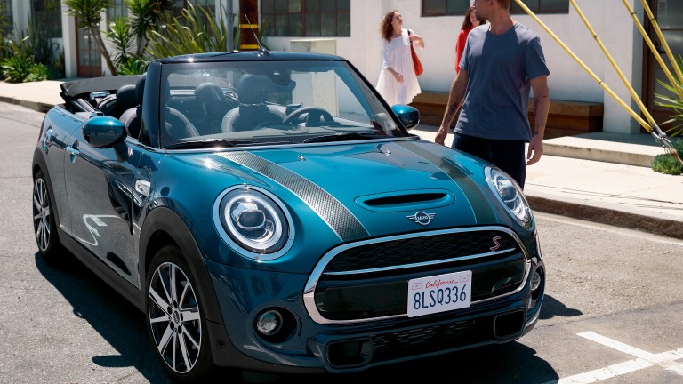 MINI Cabrio Sidewalk Edition – kolor niebieski i czarny – widok z przodu 