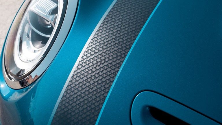 MINI Cabrio Sidewalk Edition – pasy na maskę silnika – czarne i niebieskie