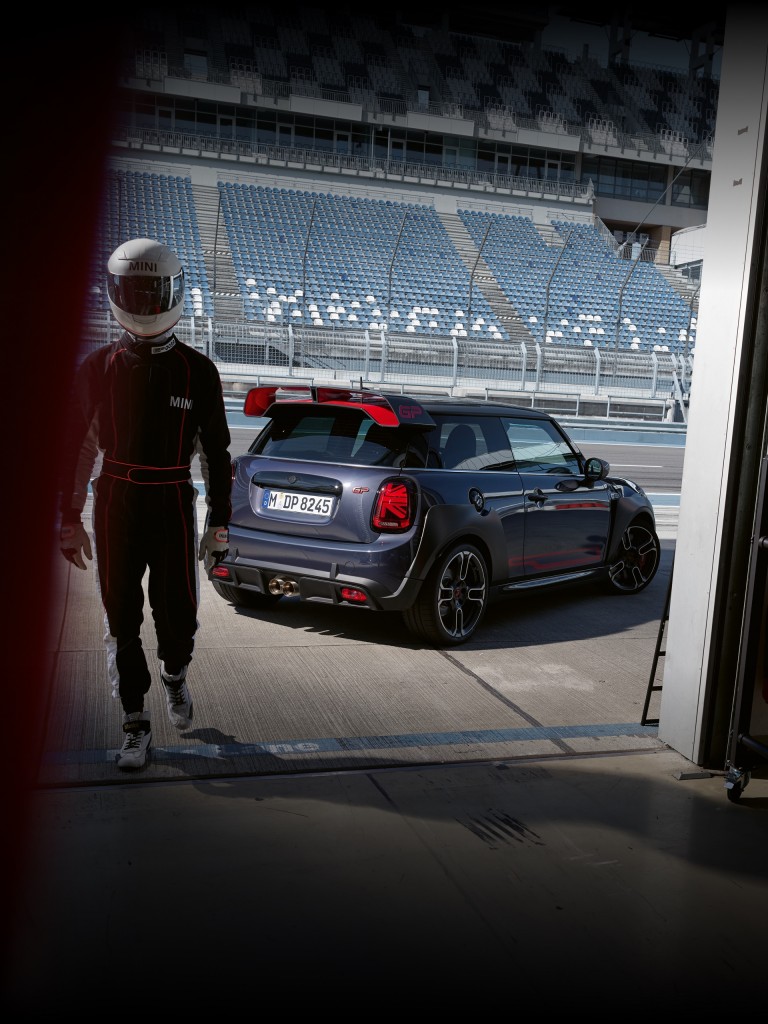 MINI John Cooper Works GP – widok z boku i z tyłu – tor