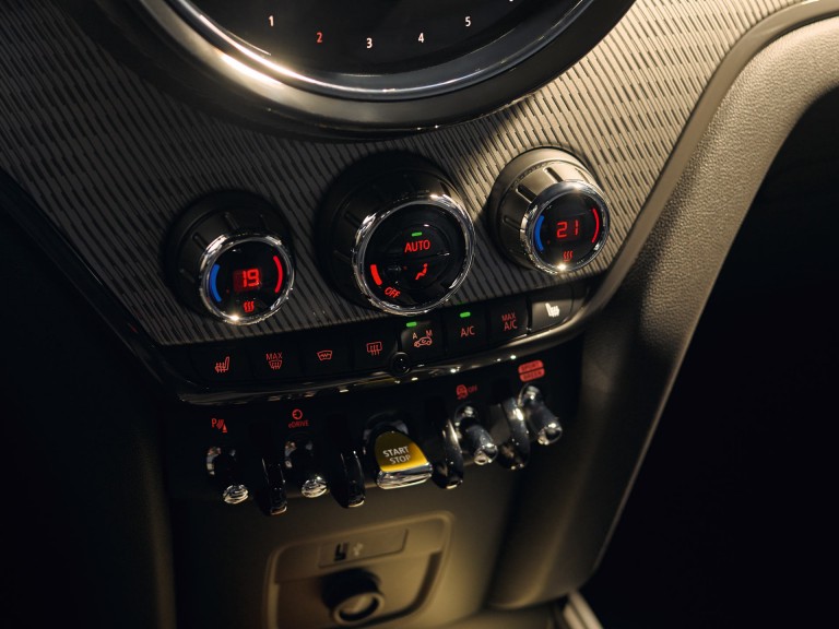 MINI PHEV – wnętrze – żółte akcenty