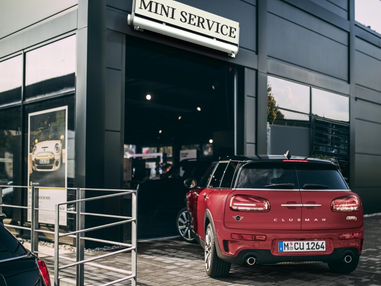 Serwis Mini - clubman wjeżdża do hali serwisu
