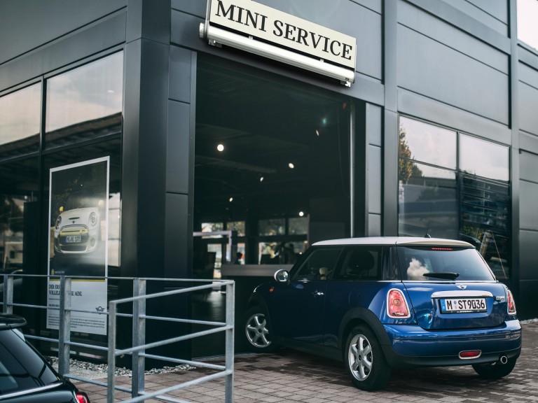 Serwis MINI - 3-drzwiowy hatch wjeżdża do hali serwisu