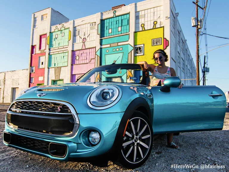 3-drzwiowe MINI Hatch w metalizowanym kolorze Crazy Blue